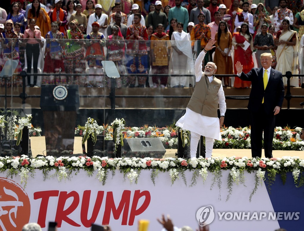′취임 후 첫 인도 방문′…트럼프·모디, 인도 대형 집회서 ′브로맨스′ 과시