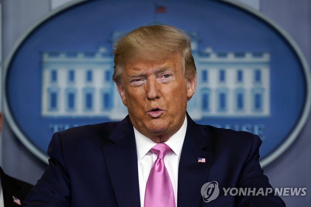 트럼프, 한국 등 여행·입국제한 조치 질문에 "적기 아니다"
