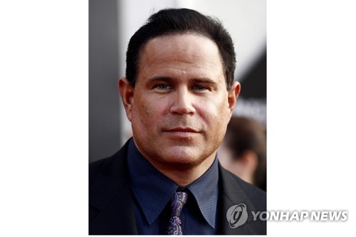 코로나19 치료제 사기로 체포된 미국 단역배우
