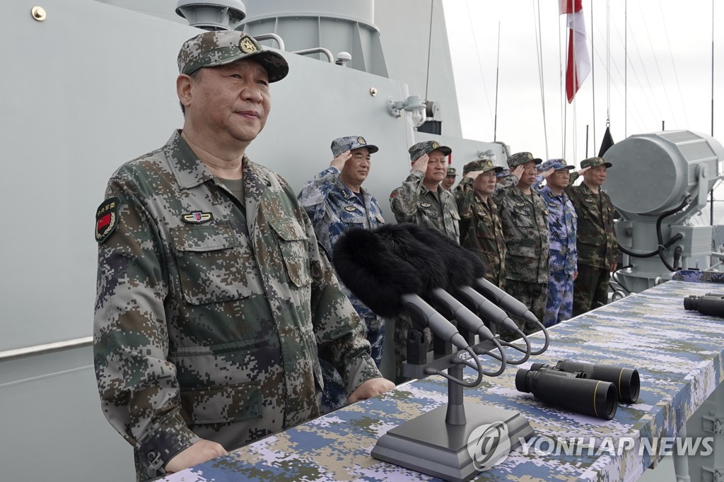 군함 사열 중인 시진핑 중국 국가주석(자료사진)