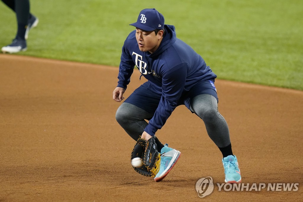 In this Associated Press photo, Choi Ji-man of the Tampa Bay Rays fields a ground ball during practice at Globe Life Field in Arlington, Texas, on Oct. 19, 2020, on the eve of Game 1 of the World Series against the Los Angeles Dodgers. (Yonhap)