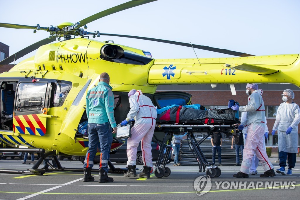 23일 네덜란드의 한 병원에서 의료진이 코로나19 환자를 헬리콥터를 이용해 이송하고 있다. [AP=연합뉴스]