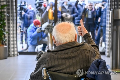 벨기에의 최초 백신 접종자인 96세 할아버지