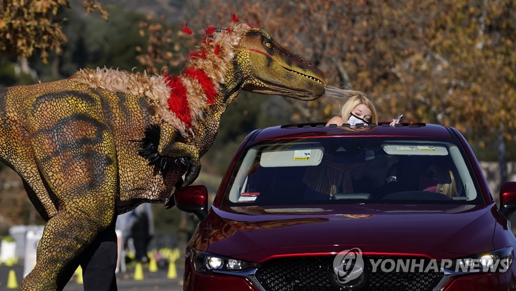 '차 안에서 만나는 공룡들'…미 '드라이브 스루 쥬라기 공원' 인기