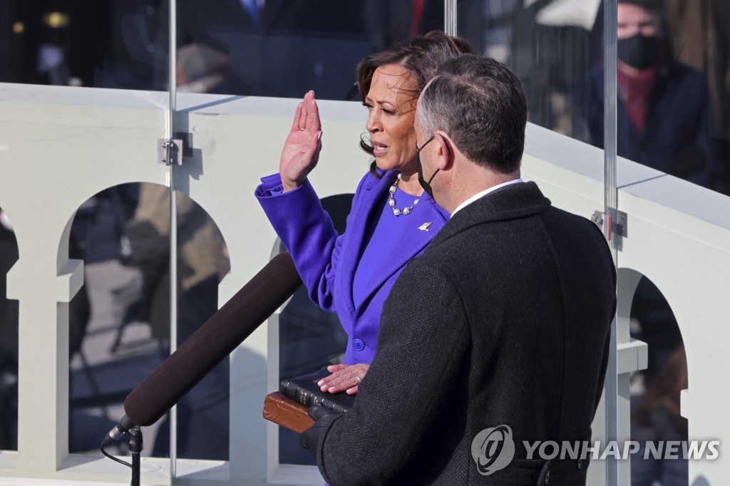 선서하는 해리스