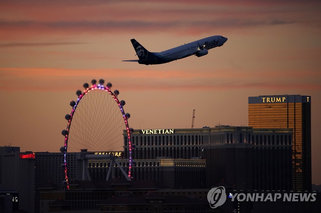 지난 23일(현지시간) 미국 라스베이거스 내 공항에서 항공기가 이륙하고 있다.