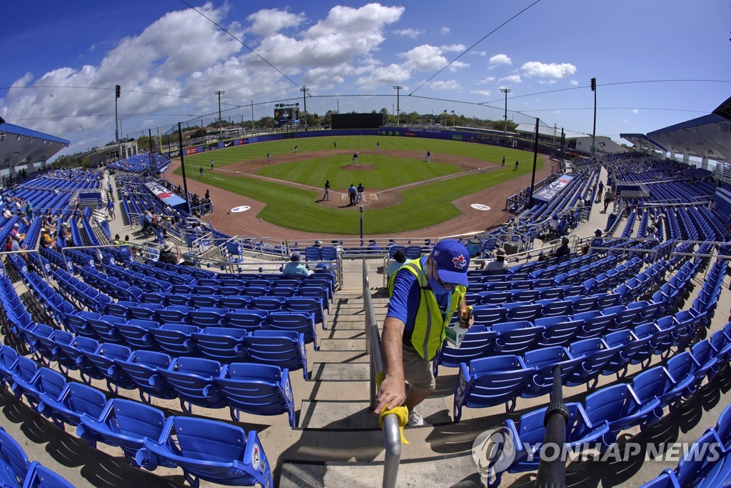 This Associated Press file photo from March 1, 2021, shows TD Ballpark in Dunedin, Florida, during a major league spring training game between the home team Toronto Blue Jays and the Pittsburgh Pirates. (Yonhap)