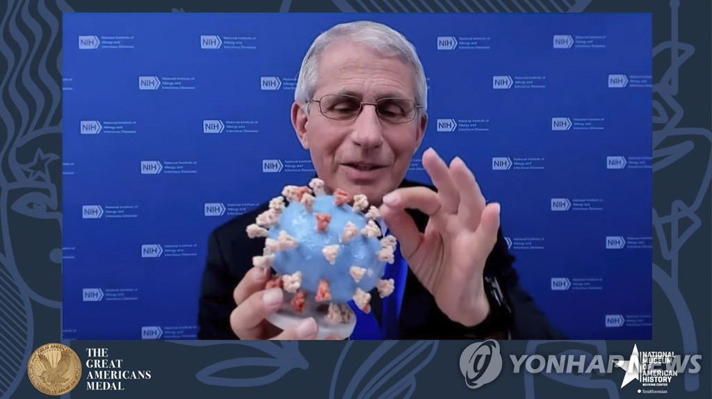 파우치 소장이 2일(현지시간) 스미소니언 국립 아메리카 역사박물관에 기증한 코로나19 바이러스 모형을 들고 있다.