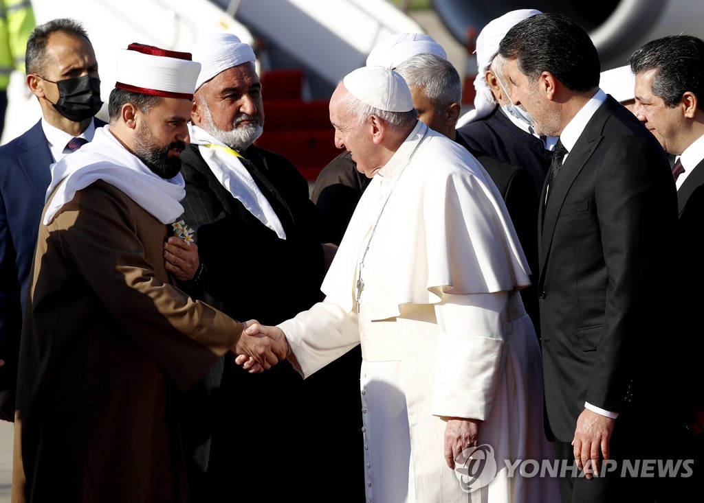 지난달 이라크를 방문한 프란치스코 교황이 이슬람 성직자들과 인사를 나누는 모습. [AP=연합뉴스 자료사진]