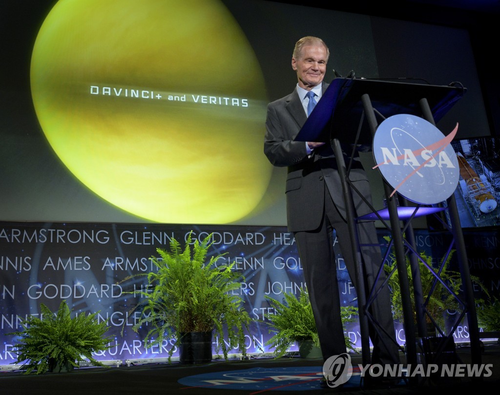 빌 넬슨 미국 항공우주국(NASA) 국장이 2일(현지시간) 새로운 금성탐사 임무에 대해 발표하고 있다. [NASA/AP=연합뉴스]