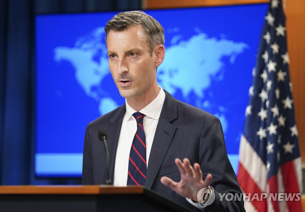 This AP pool photo shows U.S. State Department spokesperson Ned Price speaking during a media briefing at the State Department in Washington, Monday, Aug. 16, 2021. (Yonhap)