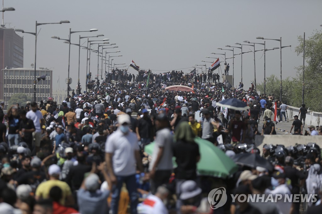 바그다드 그린존으로 향하는 도로를 장악한 반외세 성향 정당 지지자들.