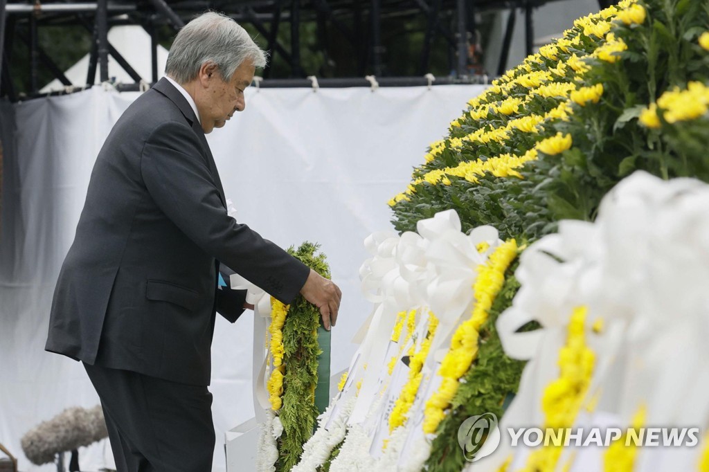 히로시마 평화기념공원에서 헌화하는 안토니우 구테흐스 유엔 사무총장