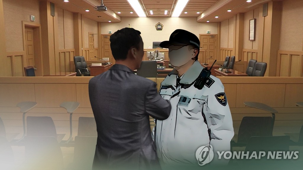 뇌물받고 성매매 단속정보 알려준 경찰관 징역 5년 - 1