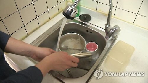 남자 주방 설거지