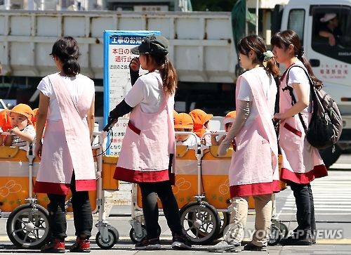어린아이 데리고 나온 보육사
