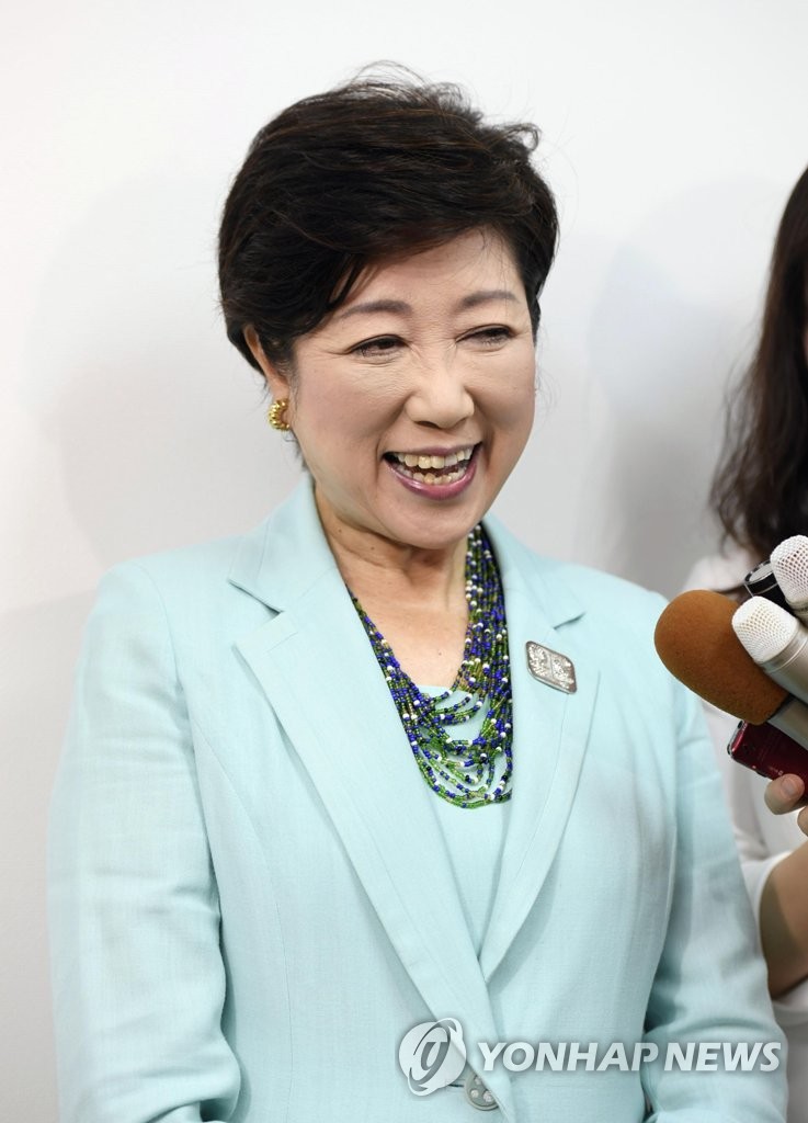 활짝 웃는 고이케 유리코 도쿄도지사