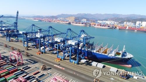 부산 신항 5부두에 접안한 세계최대 선박 생텍쥐페리호