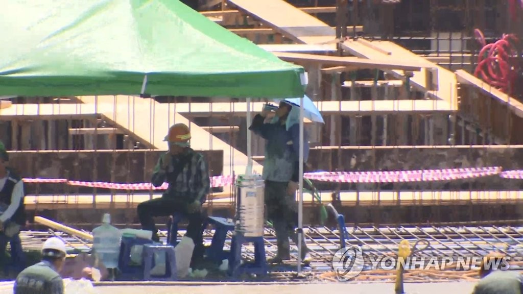 폭염 속에 작업하는 건설 노동자
