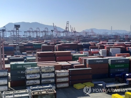 부산항 신선대부두 가득 채운 컨테이너들