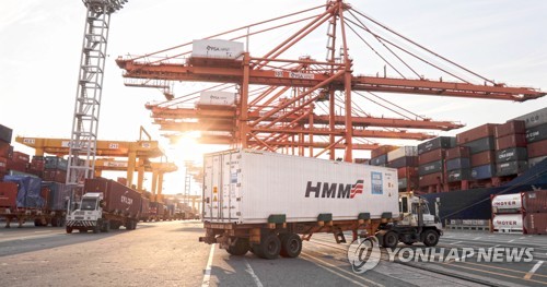 부산 신항 4부두에서 트레일러가 현대상선 컨테이너를 나르고 있다