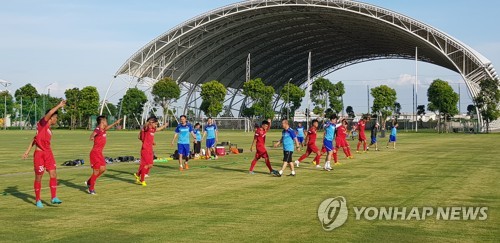 베트남 U-22 축구대표팀 훈련시키는 박항서 감독