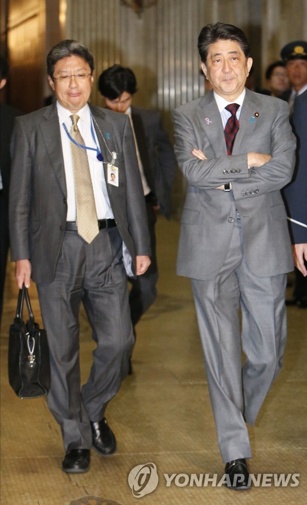 이마이 다카야 일본 총리비서관(왼쪽)과 아베 신조 총리
