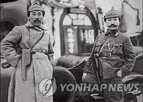 1922년 1월 모스크바 극동민족대회에 참석한 홍범도 장군(왼쪽)과 최진동 장군이 레닌에게서 선물 받은 권총을 차고 기념촬영을 하고 있다.
