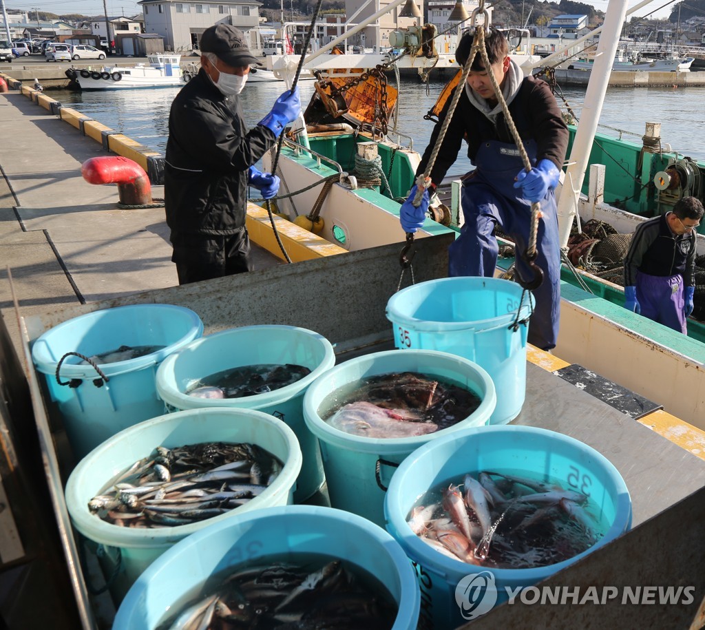 일본 후쿠시마현의 어업 종사자가 수산물을 배에서 옮기고 있다.