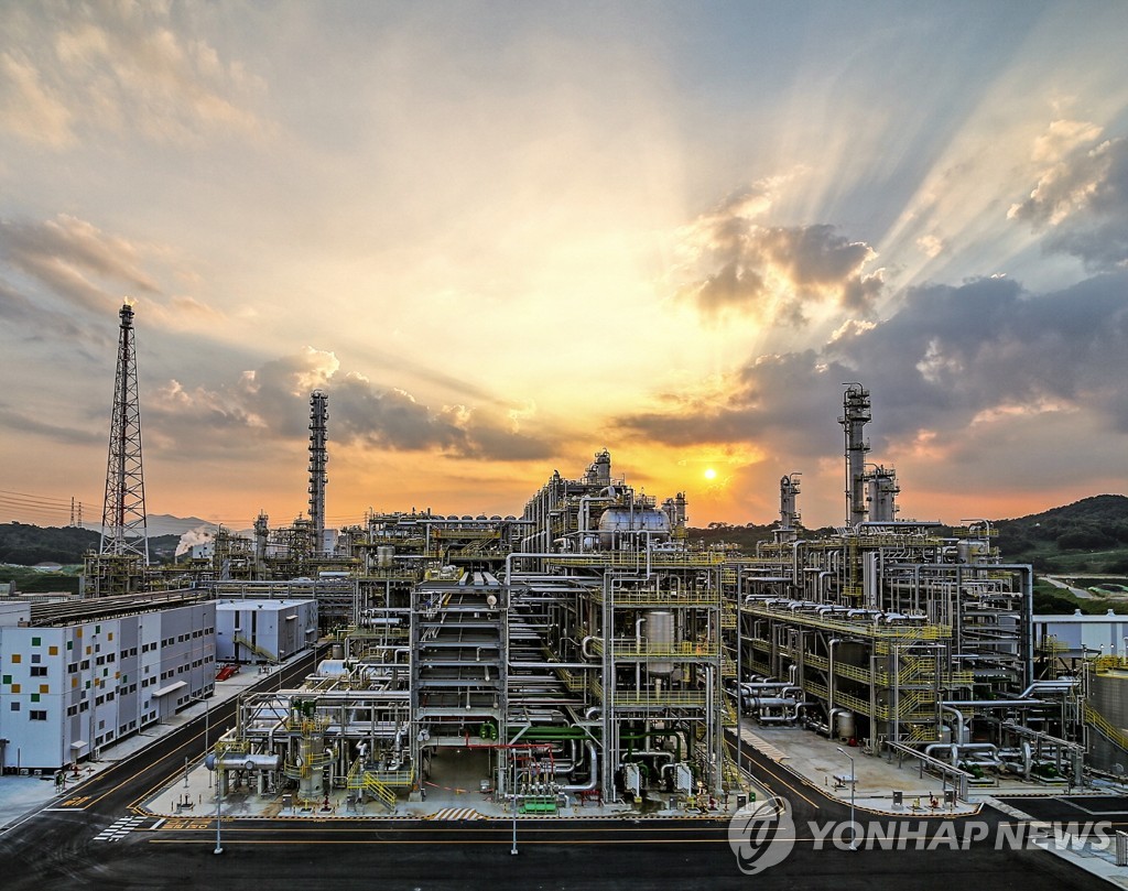 This photo provided by S-Oil Corp. on April 29, 2021, shows its petrochemical plant. (PHOTO NOT FOR SALE) (Yonhap) 