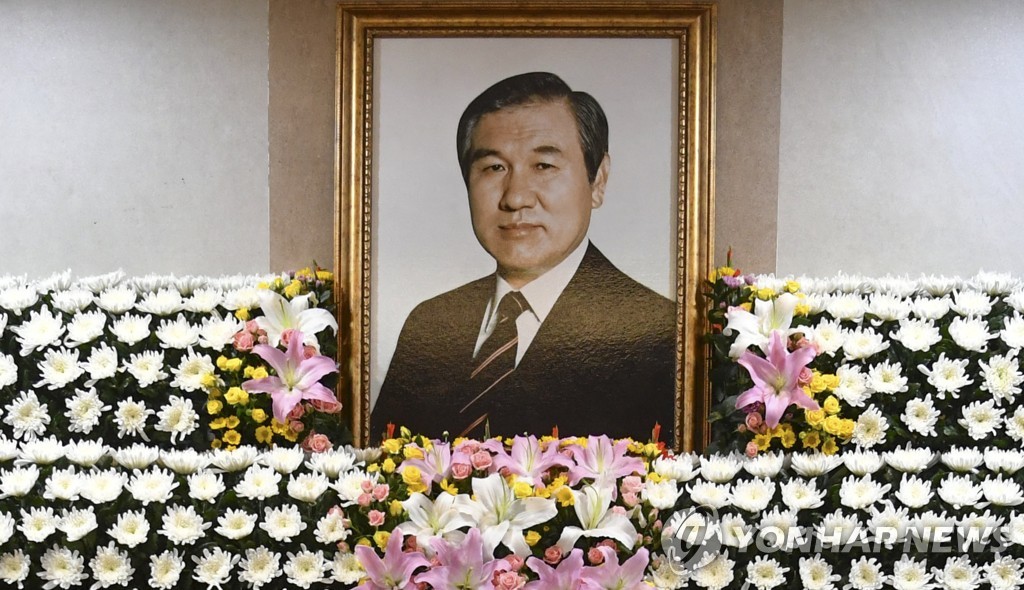 This photo shows a portrait of late former President Roh Tae-woo placed at a memorial altar at Seoul National University Hospital in Seoul on Oct. 27, 2021. (Pool photo) (Yonhap)