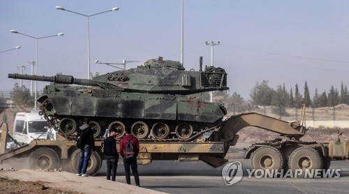 16일 터키·시리아 국경지역으로 이송되는 터키군 장갑차량