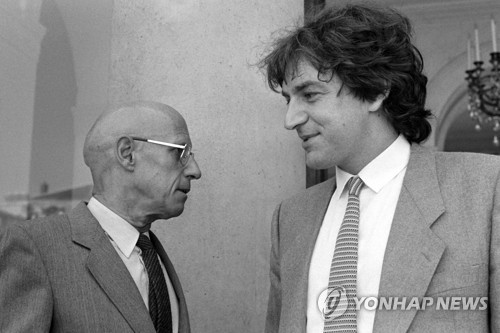 1982년 생전의 미셸 푸코(왼쪽)와 철학자 알랭 핑켈크로트