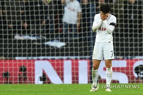 아쉬워하는 토트넘의 손흥민.(AFP=연합뉴스)