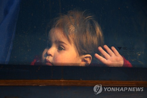 터키군 관할 지역으로 퇴각하는 반군 버스의 아기