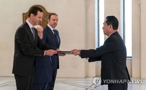 지난달 문정남 북한대사로부터 신임장을 받는 바샤르 알아사드 시리아 대통령