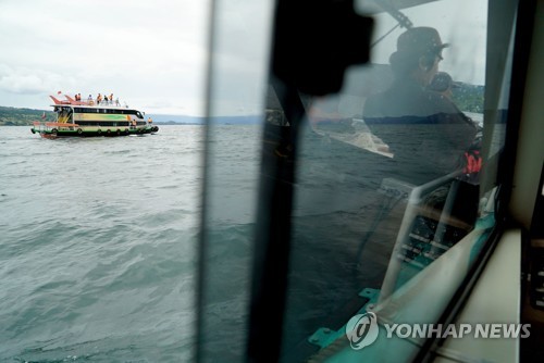 2018년 6월 19일 여객선 침몰 사고가 발생한 인도네시아 북 수마트라 주 토바 호수에서 구조대원들이 수색 작업을 벌이고 있다. [AFP=연합뉴스]