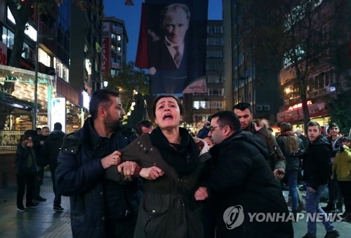 작년 11월 공공부문 해고자 복직 시위 중 끌려가는 앙카라 시민