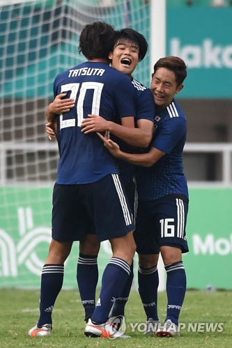 일본 23세 이하(U-23) 축구대표팀 유고 다츠타(왼쪽)가 27일 인도네시아 자와바랏 파칸사리 스타디움에서 열린 2018 자카르타·팔렘방 아시안게임 8강 사우디아라비아와 경기에서 골을 넣은 뒤 동료들과 기쁨을 나누고 있다. [AFP=연합뉴스]