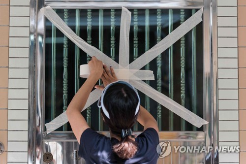 '초강력 태풍 온다' 창문에 테이프 붙이는 홍콩 주민 [AFP=연합뉴스]
