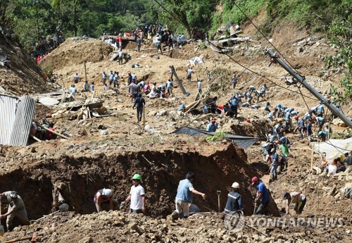 산사태로 매몰된 필리핀 광부 맨손 구조작업 [AFP=연합뉴스]