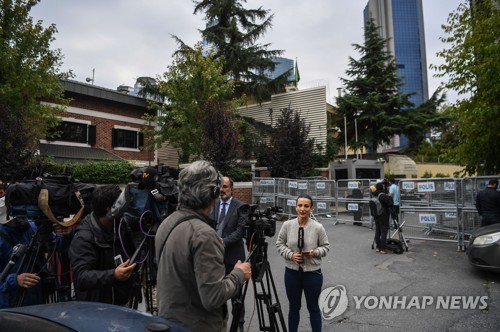 이스탄불 주재 사우디 총영사관 바리케이드 밖에 몰린 취재진