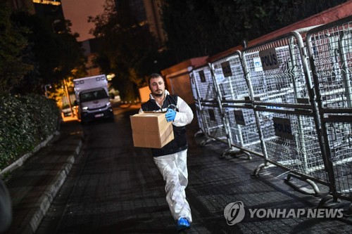 사우디 언론인이 숨진 사우디 총영사관 수색하는 터키 경찰