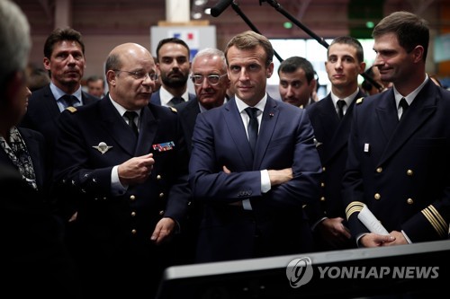 해군 관련 박람회 참석한 에마뉘엘 마크롱 프랑스 대통령[AFP=연합뉴스]