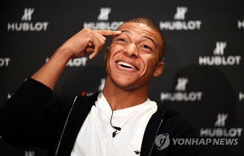 환하게 웃고 있는 킬리안 음바페