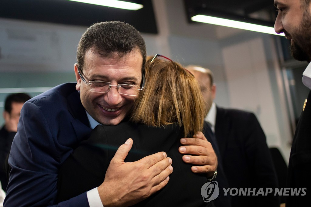 개표 결과 역전 발표에 기뻐하는 이스탄불 시장 야당 후보 이마모을루