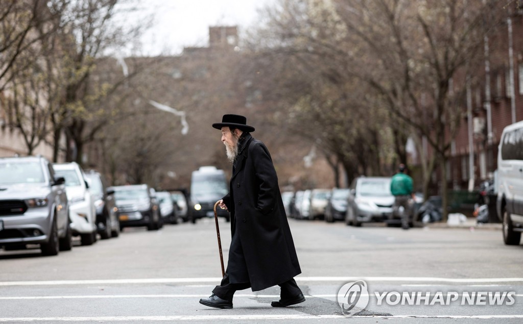 뉴욕 브루클린 윌리엄스버그에서 길을 건너는 한 유대교인