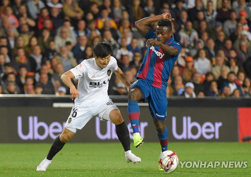 In this AFP file photo from April 14, 2019, Valencia CF's South Korean midfielder Lee Kang-in (L) battles Moses Sion of Levante for the ball during their La Liga match at Mestalla Stadium in Valencia, Spain. (Yonhap)
