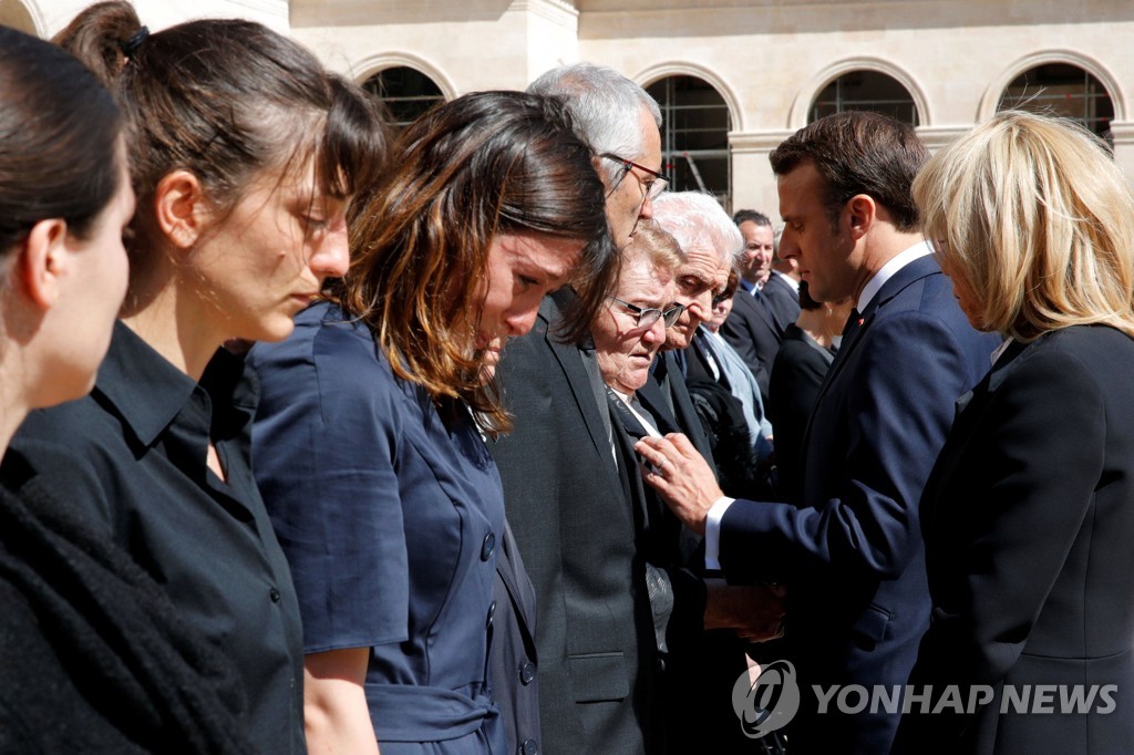 (파리 AFP=연합뉴스) 두 군인의 장례식에서 슬퍼하는 유족을 위로하는 에마뉘엘 마크롱 프랑스 대통령 부부.