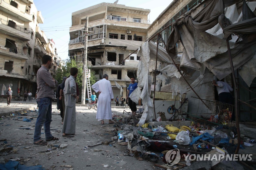 21일 공습으로 파괴된 시리아 북서부 마아라트 알누만의 거리